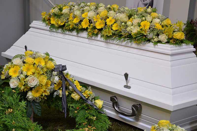 Sarg gelbe Blumen-Abschied nehmen-Bestattungen Bauer Schwäbisch Gmünd